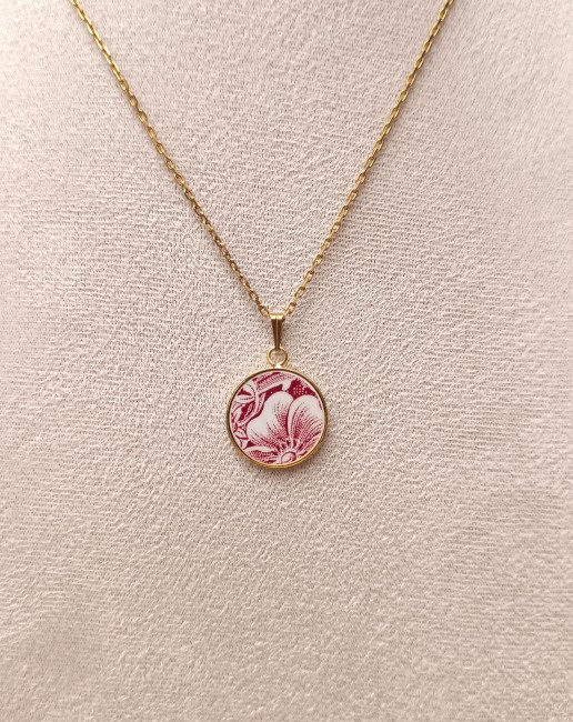 Collier SIROPI porté, pendentif en porcelaine anglaise Johnson Bros motif Coaching, création artisanale française, bijou unique et responsable.