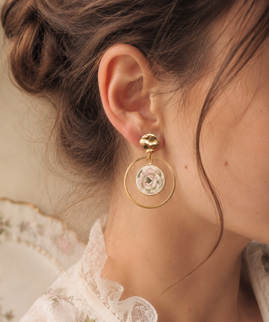 Boucles d'oreilles Trianon portées pour apprécier leur élégance, leur mouvement et leur légèreté au quotidien.