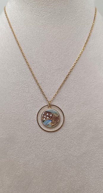Collier Satsuma porté, bijou artisanal français en porcelaine japonaise, bijou original et plein de sens.