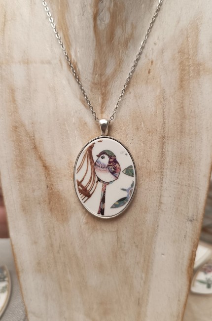 Collier À la Volette – Vue portée Aperçu du collier À la Volette porté, bijou poétique en porcelaine transformée et finition argent, création artisanale française.