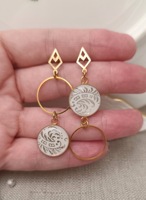 Boucles Célestes grand modèle présentées en main pour apprécier leur format de 50 mm et leurs cabochons de 16 mm.