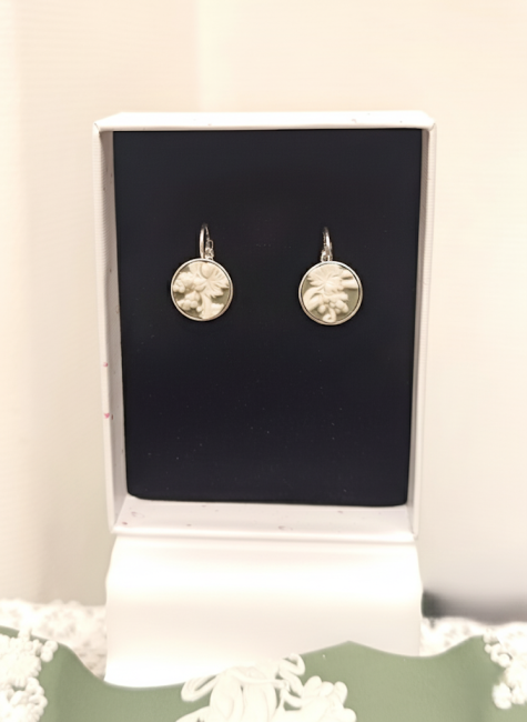 Boucles d’oreilles Scarlet – cadeau raffiné en Wedgwood Jasperware motif feuille de vigne