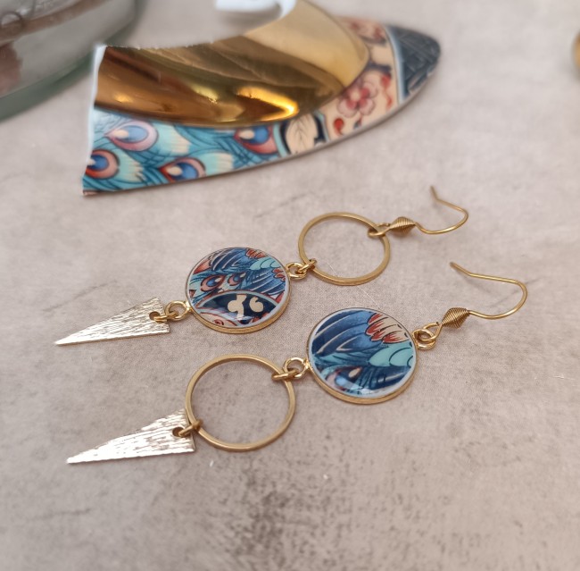 boucles-imari-plaque-or-fond-clair Boucles d'oreilles IMARI en porcelaine japonaise recyclée sur fond clair, supports plaqués or 24 carats et finition résine brillante.