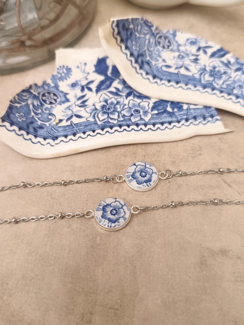 bracelet-personnalise-porcelaine-ancienne-mariage Bracelets personnalisés en porcelaine ancienne recyclée, création artisanale française, supports 14 mm plaqué argent, finition résine. Cadeau idéal mariage, anniversaire, noces de porcelaine.