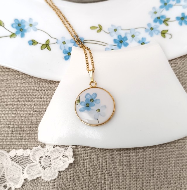 Collier Myosotis vu sur fond blanc, fragment d’assiette Arcopal transformé.