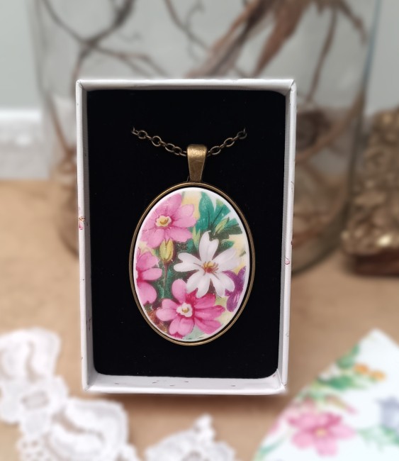 pendentif-poesie-porcelaine-main-taille-30x40 Collier POÉSIE, bijou en porcelaine ancienne aux roses jaunes, élégant et lumineux.