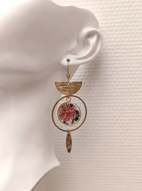 Boucles d'oreilles IMARI portées – Bijou upcyclé en porcelaine japonaise Boucles IMARI portées, élégantes et légères, créées à partir de porcelaine d’Irami ancienne, montées sur supports plaqué or 24 carats.