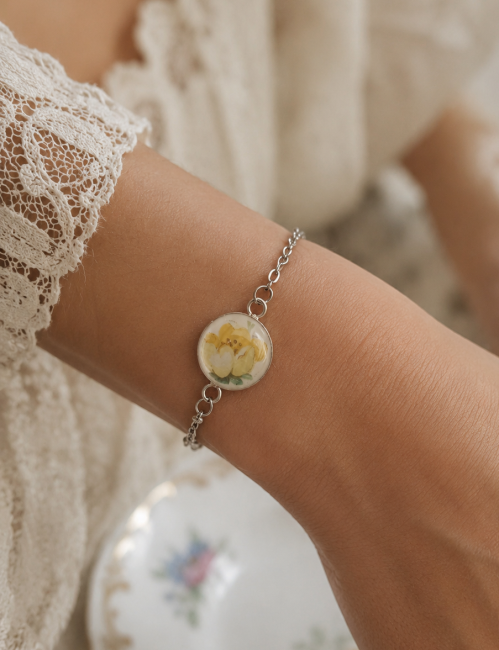 bracelet-poesie-porcelaine-porte.jpg Bracelet Poésie porté au poignet pour visualiser son ajustement, sa finesse et sa légèreté au quotidien.