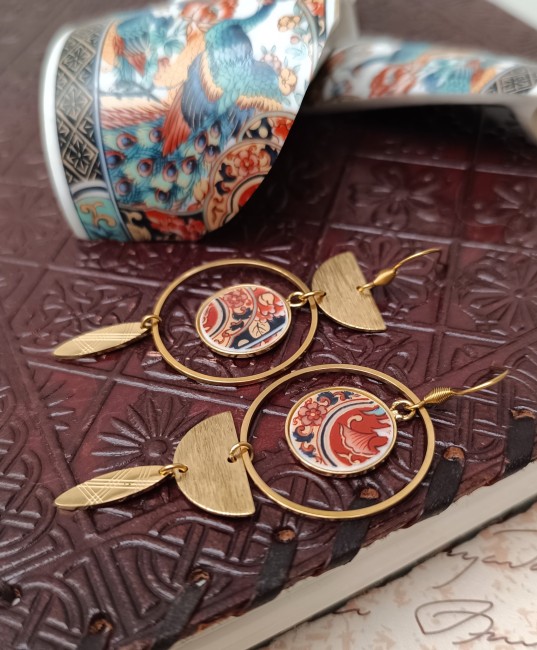 Vue de profil des boucles IMARI – Motifs japonais en porcelaine ancienne Vue de profil sur les boucles IMARI, révélant la finesse des motifs japonais d’époque et le savoir-faire artisanal de la créatrice