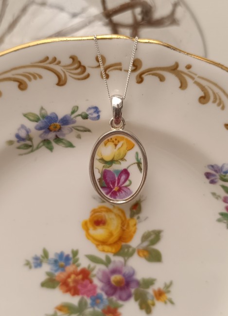 Collier POÉSIE posé, pendentif en porcelaine fine Crown Staffordshire recyclée, création artisanale française unique et éco-responsable
