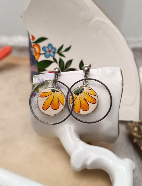 Détail des pétales jaunes et orange et de la finition résine brillante.