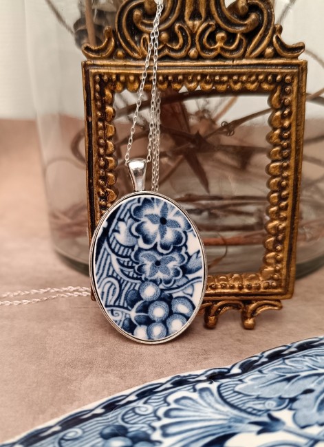 Collier bleu vintage pendentif en faïence recyclée