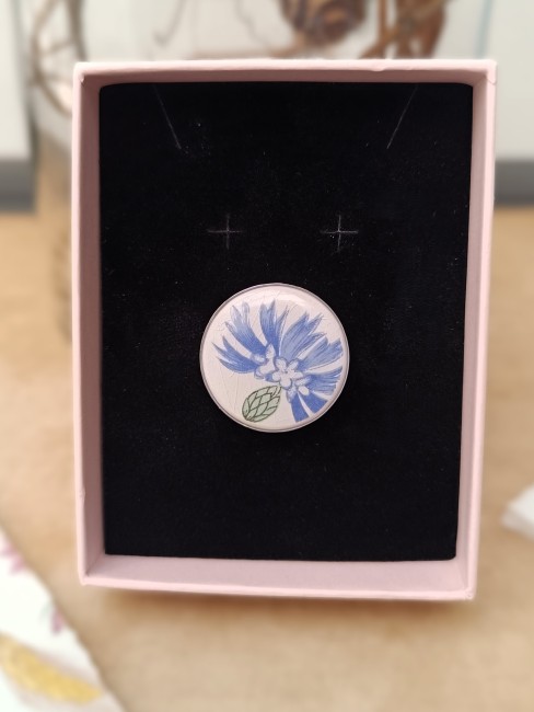 Grande bague présentée dans son écrin prêt à offrir pour un anniversaire, les noces de faïence ou toute autre occasion.