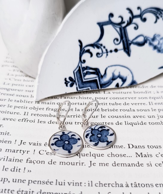Présentation des boucles MOUSTIERS, bijou unique fabriqué à la main à partir de faïence ancienne française.