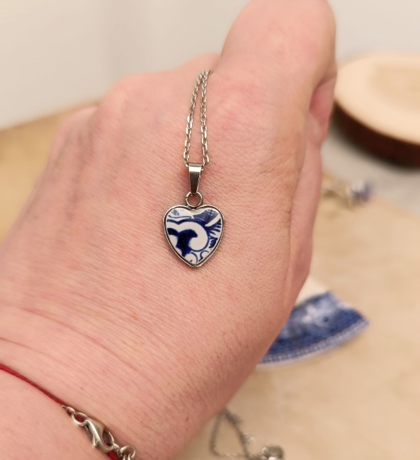 Collier homme artisanal avec pendentif en porcelaine serti et recouvert de résine, chaîne en acier inoxydable, création française unique.