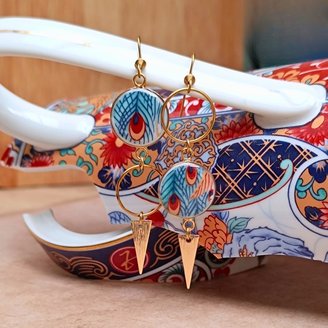Boucles d'oreilles IMARI en porcelaine japonaise recyclée sur fond clair, supports plaqués or 24 carats et finition résine brillante.
