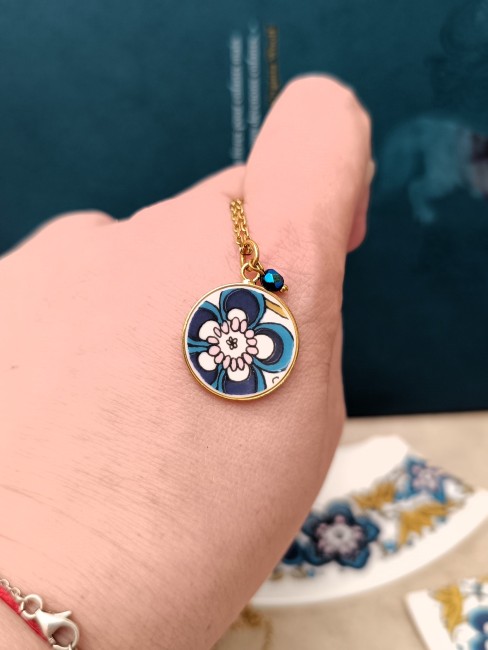 Ce collier unique a été façonné à partir d’une assiette modèle Nocturne de la maison Royal Tuscan.