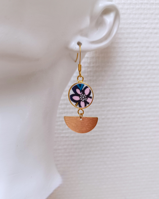 Ces boucles d’oreilles uniques ont été façonnées à partir d’une assiette modèle Nocturne de la maison Royal Tuscan.