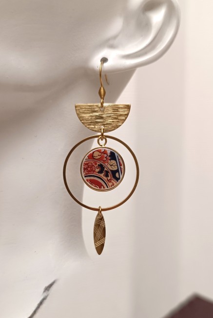 Boucles d'oreilles IMARI portées – Bijou upcyclé en porcelaine japonaise Boucles IMARI portées, élégantes et légères, créées à partir de porcelaine d’Irami ancienne, montées sur supports plaqué or 24 carats.