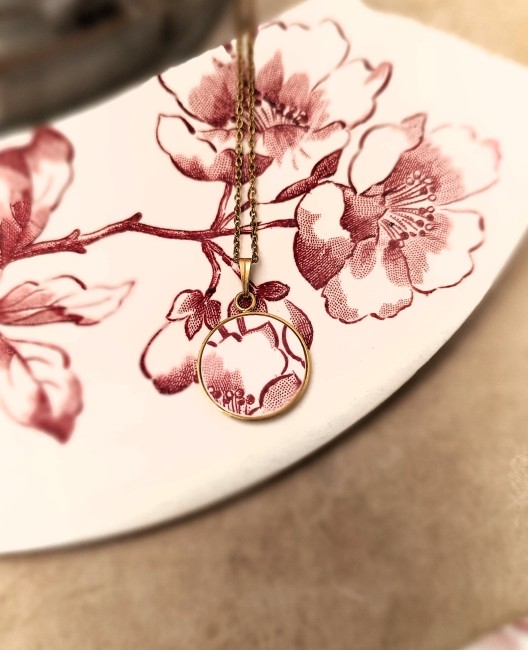 Détail du motif en porcelaine ancienne transformée en bijou, travail artisanal soigné et précis.