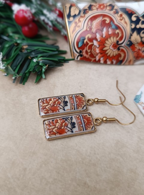 Boucles d’oreilles IMARI en porcelaine japonaise recyclée. Une création française unique, où la beauté du motif d’origine rencontre un design moderne et maîtrisé.
