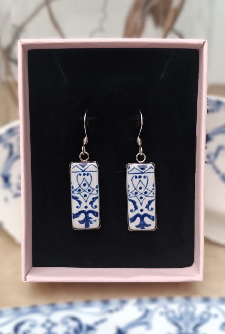 boucles-moustiers-ecrin-cadeau-noces-faience Boucles en faïence ancienne présentées dans leur écrin, pièce unique et idée cadeau pour noces de faïence ou Noël.