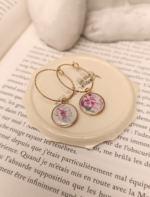 Boucles d'oreilles créoles réalisées à partir de faïence ancienne, posées sur un jolie décor romantique.