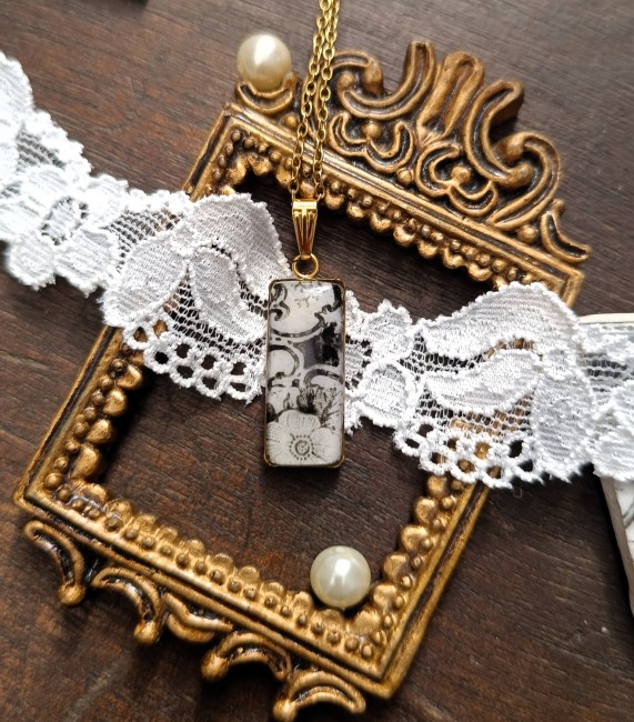 collier-relique-rectangle-arabesque-noir-blanc-faience