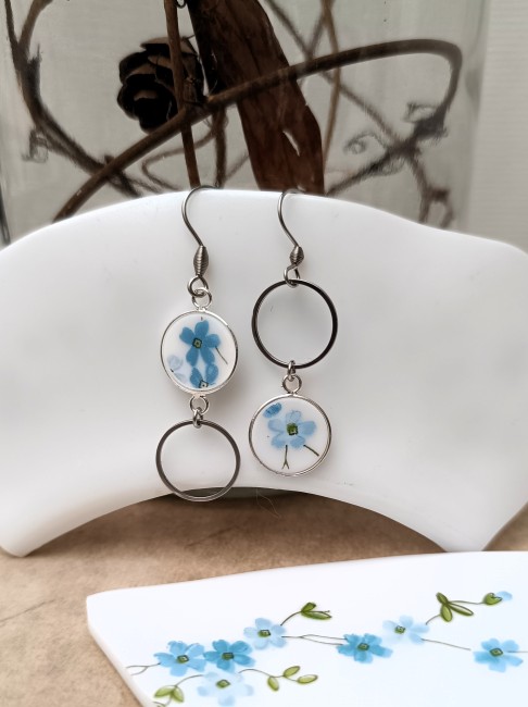Boucles Myosotis asymétriques en assiette Arcopal recyclée, fleurs bleues.