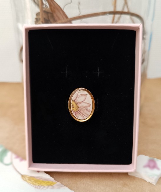 Bague présentée dans son écrin prêt à offrir pour un anniversaire, les noces de faïence ou toute autre occasion.