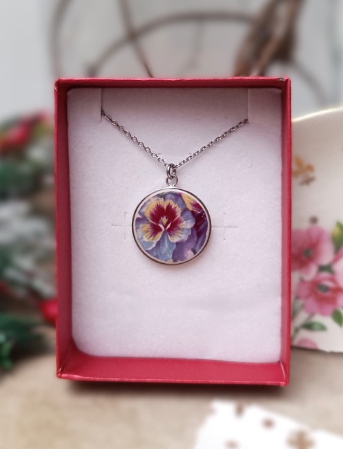 Présentation du pendentif en faïence anglaise dans son écrin.