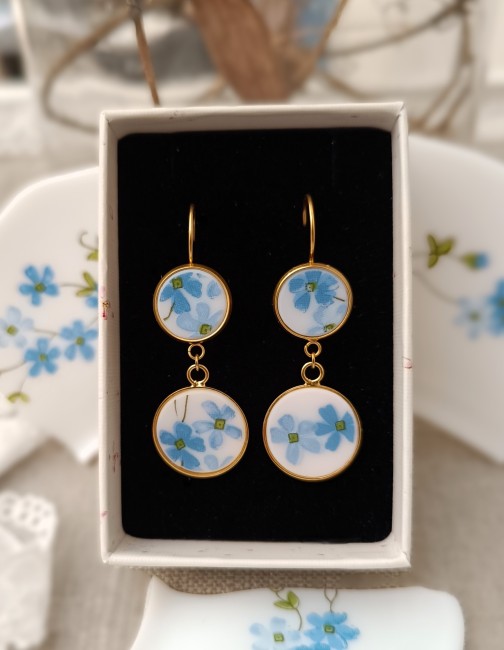 Boucles Myosotis double cabochon présentées dans leur écrin, bijou prêt à offrir.