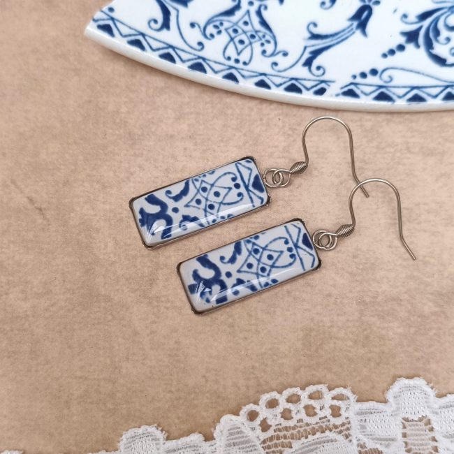 boucles-moustiers-faience-ancienne-rectangulaires Détail des fragments de faïence ancienne bleu et blanc sertis dans leurs supports et protégés par une finition résine.