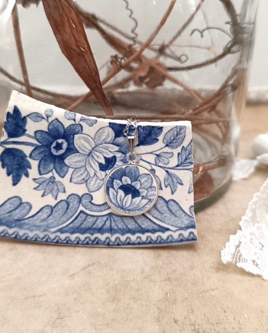 Collier Bleu Vintage réalisé à partir d’un ancien plat en porcelaine opaque recyclée, avec motif floral bleu et blanc et pendentif plaqué argent.