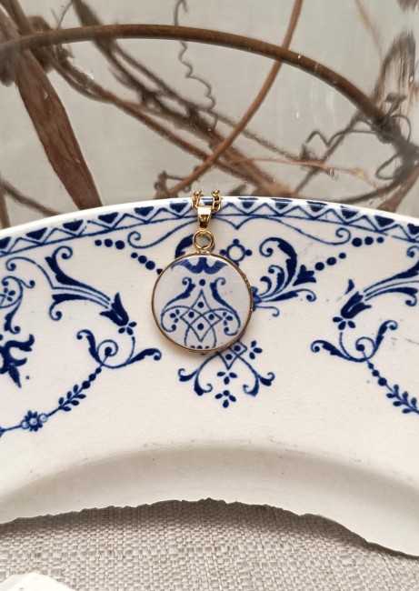 Collier en faïence ancienne posé en décor. Pendentif 18 mm en plaqué or création artisanale française issue d’une assiette de Moustiers sauvée et revalorisée.