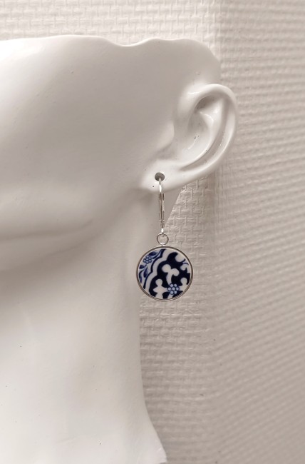 Boucles d’oreilles portées  en porcelaine,  en porcelaine, décor bleu et blanc, bijou poétique façonné à la main à Calais.