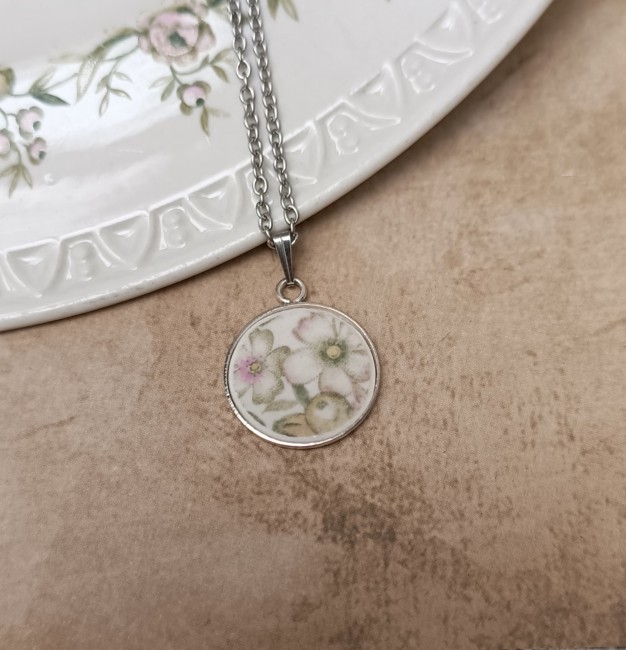 Collier artisanal en porcelaine ancienne recyclée, pendentif 18 mm plaqué argent et chaîne en acier inoxydable.