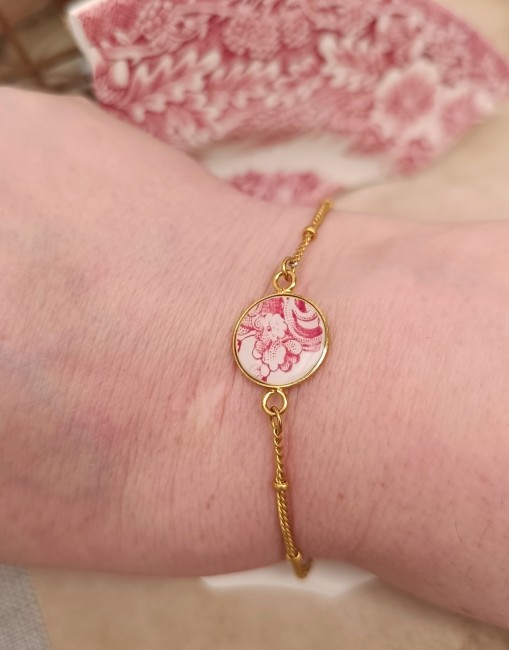 Bracelet artisanal SIROPI, élégant et ajustable, issu d’une assiette Laura Ashley recyclée. Bijou poétique made in France