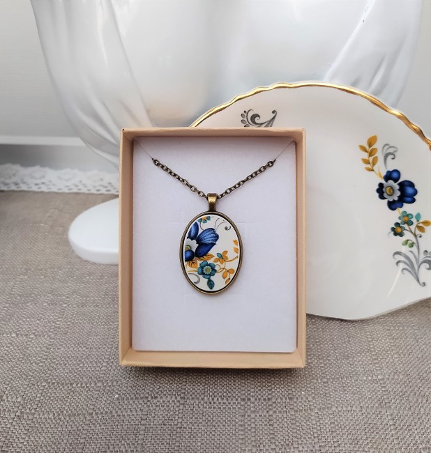 Collier MINI BROKEN SAPHIR présenté dans sa boîte cadeau en kraft recyclé, bijou artisanal français en faïence ancienne, prêt à offrir.