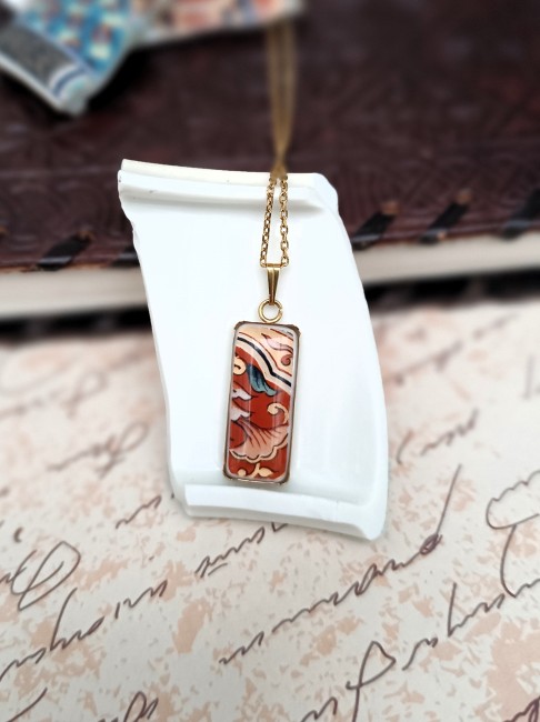 collier IMARI, fin et léger à porter, pendentif en porcelaine Collier IMARI en porcelaine japonaise de 1928, fragments d’une sous-tasse ancienne, bijou unique façonné à la main à Calais.