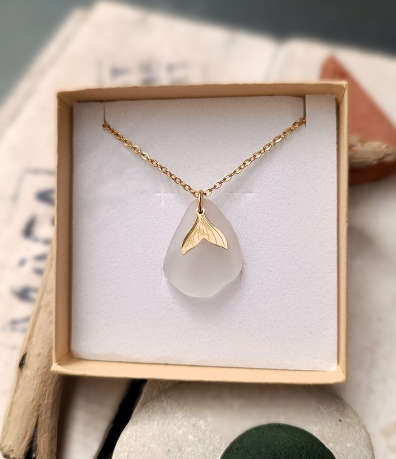 Collier Ondine présenté dans son écrin kraft prêt à offrir.