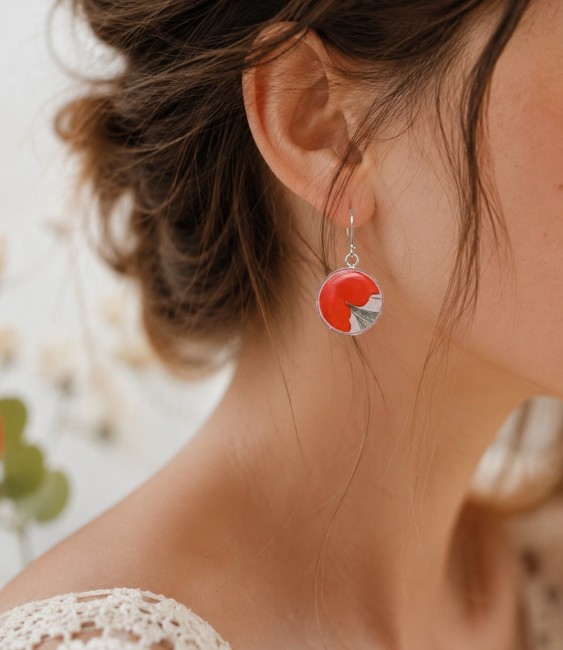 Boucles d'oreilles Coquelicot portées pour apprécier leur élégance, leur mouvement et leur légèreté.