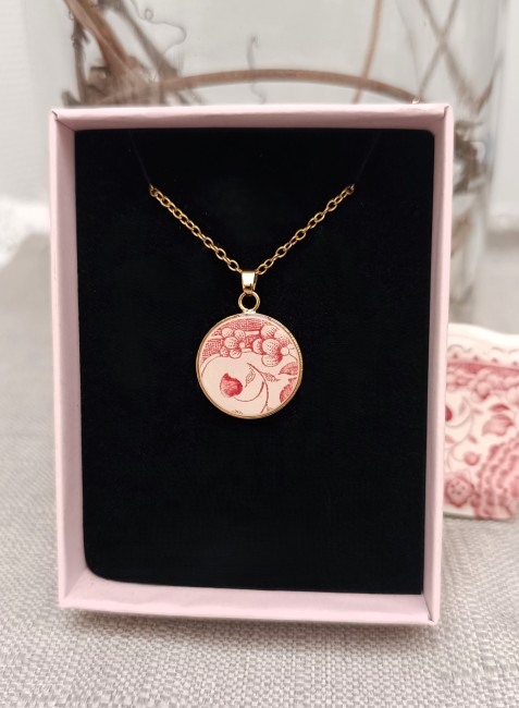 Collier en porcelaine vintage recyclée présenté dans son écrin, idée cadeau artisanale pour femme.