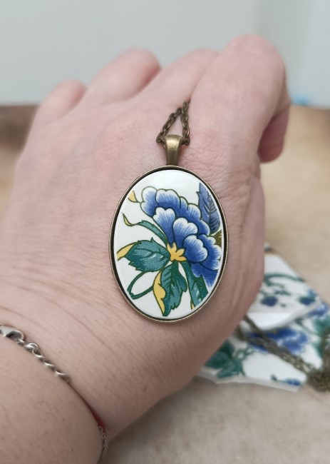 sautoir-oiseau-bleu-porcelaine-villeroy-boch-detail-main