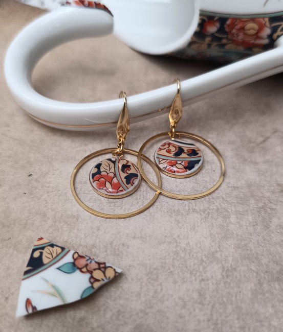 Boucles d'oreilles IMARI portées – Bijou upcyclé en porcelaine japonaise