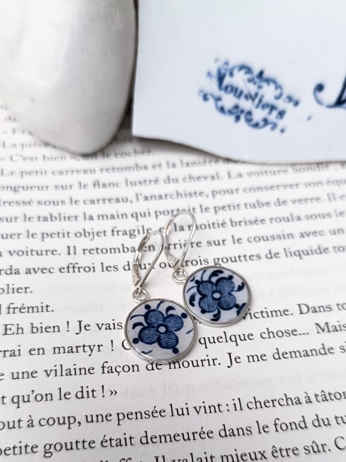 Boucles d’oreilles MOUSTIERS en faïence ancienne, décor bleu et blanc, bijou poétique façonné à la main à Calais.