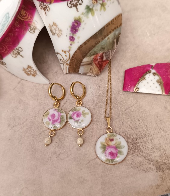Création artisanale française : collier et boucles d'oreilles Romantika en porcelaine ancienne upcyclée, bijoux élégants, romantiques et durables.