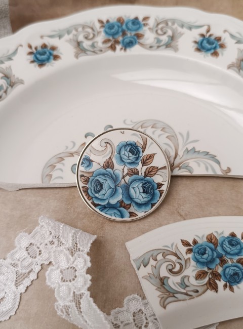 idylle-broche-faïence-moulin-des-loups-plaqué-argent-mise-en-scene