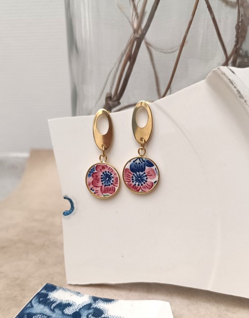 Boucles d’oreilles CHERRY en faïence japonaise recyclée, motif fleurs de cerisier, plaqué or 24 carats, bijou poétique et unique.