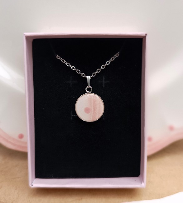 Collier présenté dans son écrin prêt à offrir.